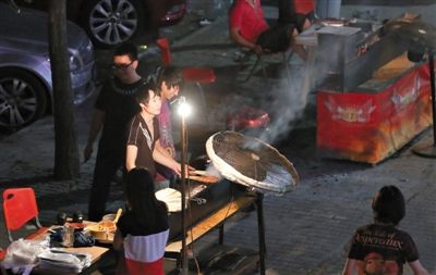 7月4日，青年路國美第一城小區附近的夜市臨街露天燒烤攤。