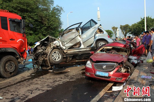 　　8月27日，四川宜賓城區(qū)濱江環(huán)線公路發(fā)生一起3車連環(huán)相撞的交通事故，已致4死2重傷。目前，2名重