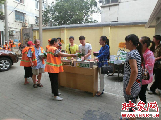 孟琳正在給環衛工人發放愛心早餐