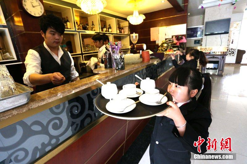 鄭州現袖珍人童話主題餐廳 店員平均身高1.3米