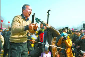 2月22日，寶豐馬街書會上，說書藝人正在表演。記者 史長來 攝