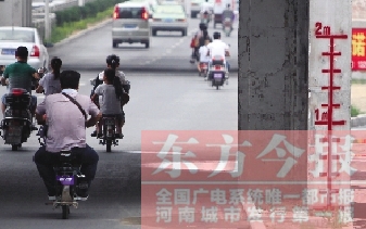 昨日，鄭州市航海路與京廣鐵路立交橋下，用紅線標注的“水位警戒線”