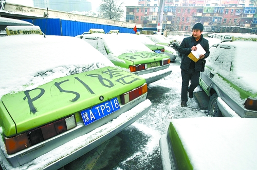 　12月21日，工作人員正在登記套牌出租車、假出租車