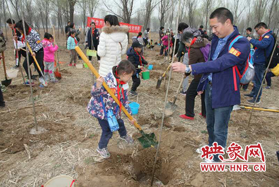 戶外踏春色 師生共植樹