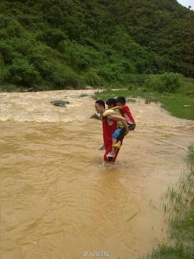 云南一小學老師常背學生過河上學