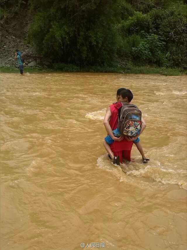 云南一小學老師常背學生過河上學