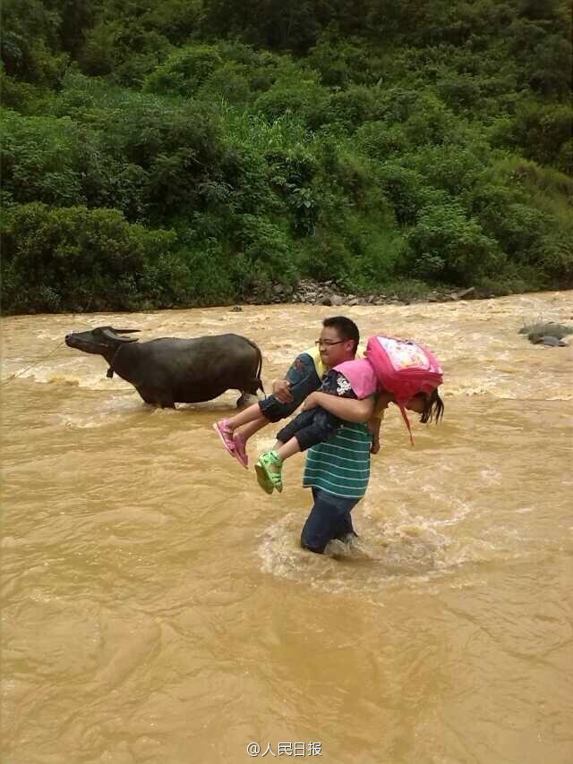 云南一小學老師常背學生過河上學