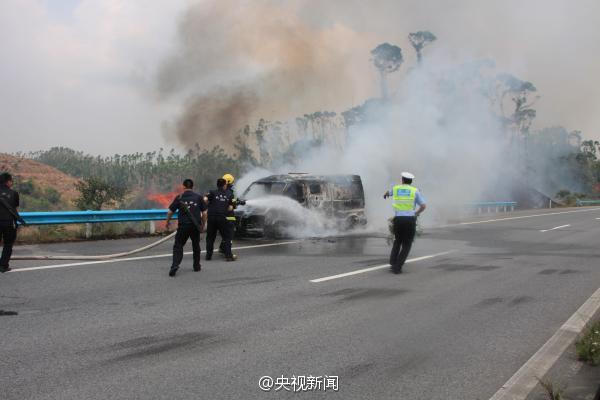 廣西運鈔車起火燒毀11箱鈔票