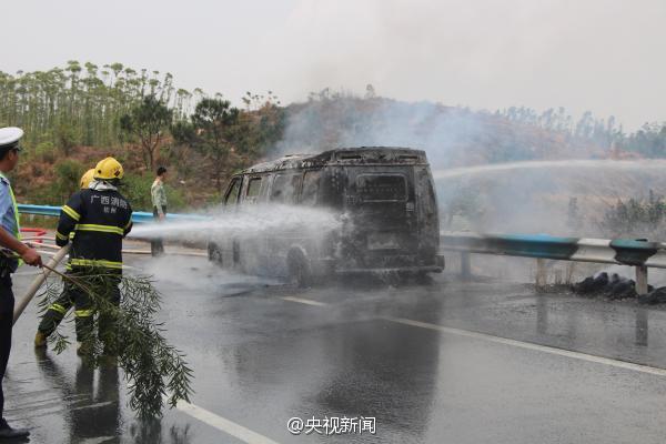 廣西運鈔車起火燒毀11箱鈔票