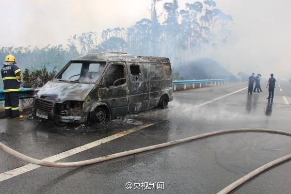 廣西運鈔車起火燒毀11箱鈔票