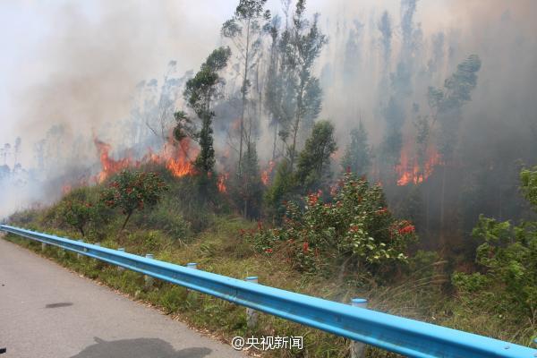 廣西運鈔車起火燒毀11箱鈔票