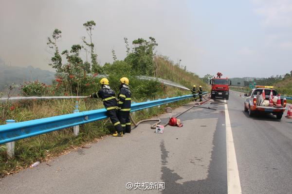 廣西運鈔車起火燒毀11箱鈔票