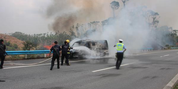 廣西運鈔車起火燒毀11箱鈔票