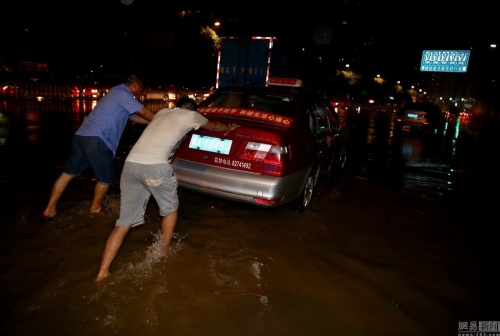 廣州多地出現水浸堵車