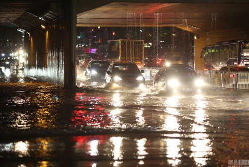 廣州多地出現水浸堵車