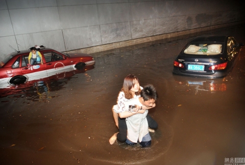 廣州多地出現水浸堵車