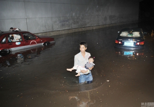 廣州多地出現水浸堵車