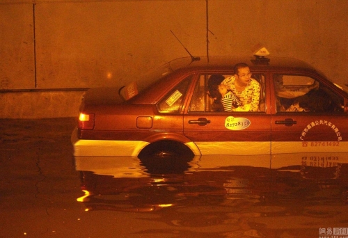 廣州多地出現水浸堵車