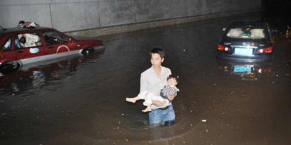 廣州多地出現水浸堵車