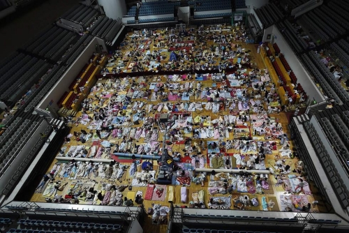 武漢持續高溫 華中師大學生體育館過夜