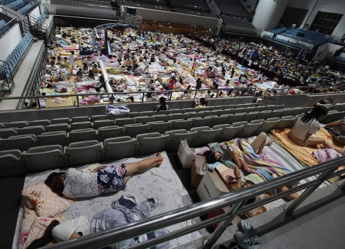 武漢持續高溫 華中師大學生體育館過夜