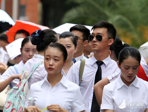 上海千名俊男靚女應聘空乘