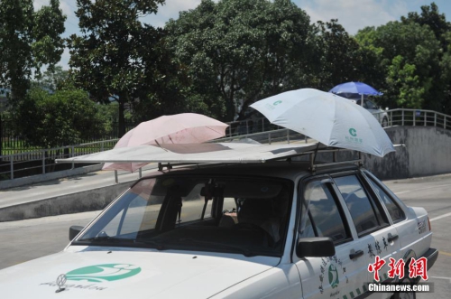 杭州一駕校現遮陽新招 教練車車頂撐傘