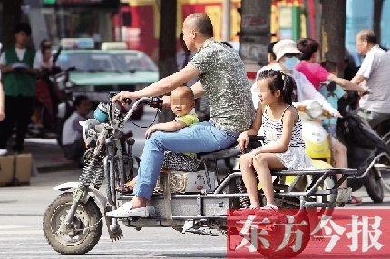 這樣帶著孩子，一個剎車，孩子就有可能摔下車