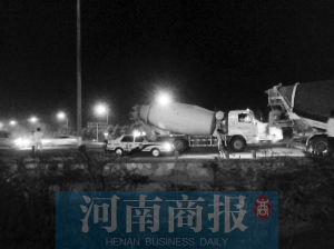 事發后,民警在現場附近查渣土車和水泥罐車