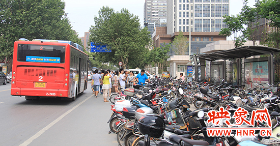 黃河路經三路公交站牌處停滿了電瓶車