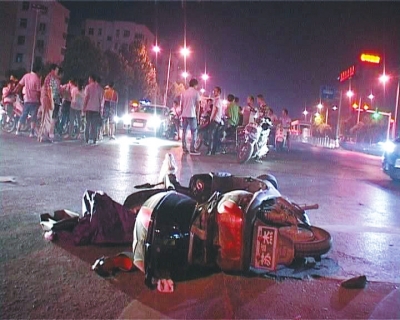 一輛白色無牌奧迪轎車在通過路口時，將一名騎電動車的女子撞飛十多米