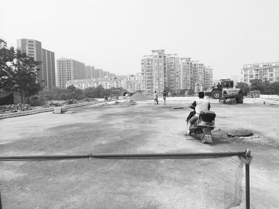 東明路跨東風渠橋圍擋還沒有完全撤去已有人從此通行