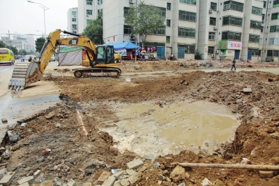 漢江路與行云路口，施工挖斷天然氣管道。