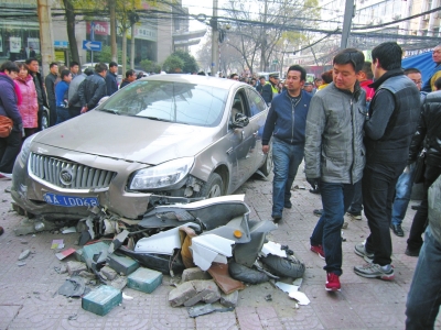 鄭州電動車剮蹭轎車逃逸 轎車"暴走"逆行追擊將其撞廢