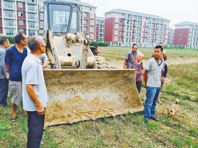 村民阻止地里的鏟車繼續作業