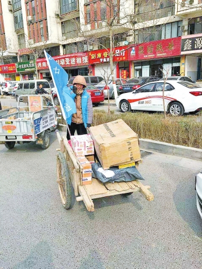 快遞小哥用板車送貨