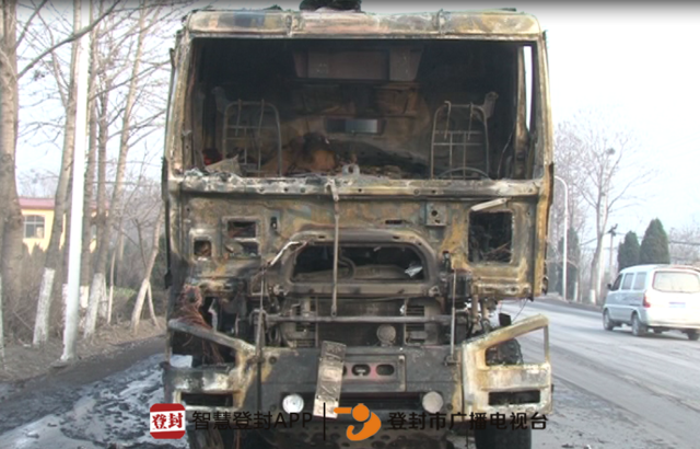 登封一大貨車突發自燃 幸遇灑水車路過幫其滅火