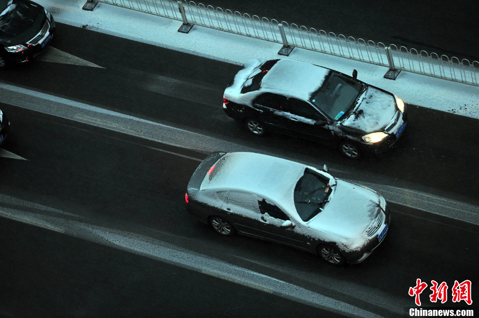 11月18日，沈陽街頭的汽車被積雪覆蓋。