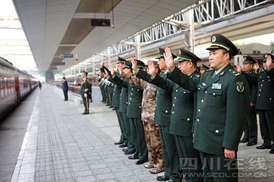 全國抗震救災模范王凱率13集團軍常委為退伍老兵送行。