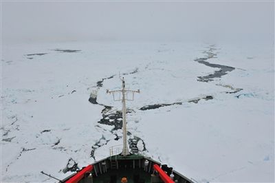 7日17時50分許，“雪龍”號船頭冰面裂開一條水道，“雪龍”號趁機迅速穿過。