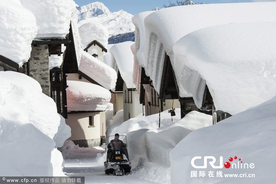 瑞士村莊房頂堆滿積雪 宛如童話世界