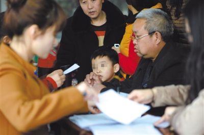 昨日，家長為服用藥品的幼兒登記參加體檢。西安兩所幼兒園長期給園內(nèi)幼兒集體服用“病毒靈”。