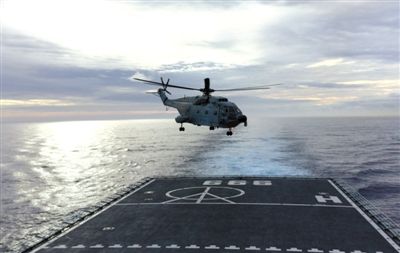 3月29日，一架艦載直升機從井岡山艦起飛執行搜索任務。當天，海軍井岡山艦抵達南印度洋新任務區開始搜索。 新華社發