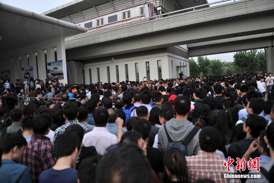 北京車展公眾日首個(gè)周末 地鐵國(guó)展站客流破紀(jì)錄