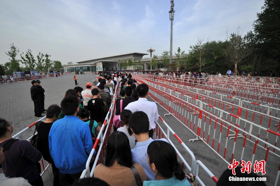 北京車展公眾日首個(gè)周末 地鐵國(guó)展站客流破紀(jì)錄