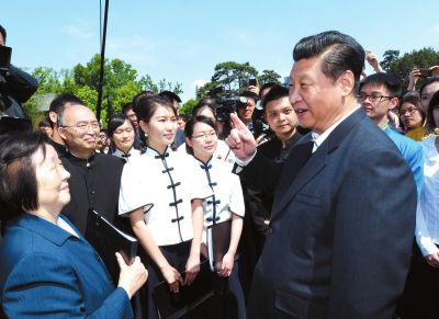 習近平在校園觀看北大師生紀念五四運動95周年青春詩會時同朗誦者親切交談。新華社發