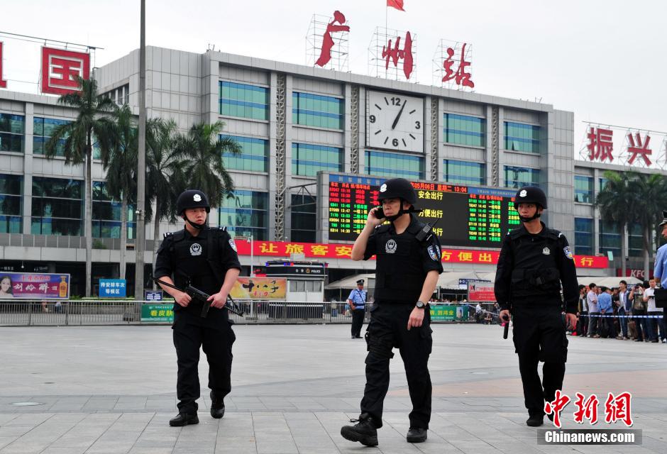 圖為廣州特警在案發現場戒備。