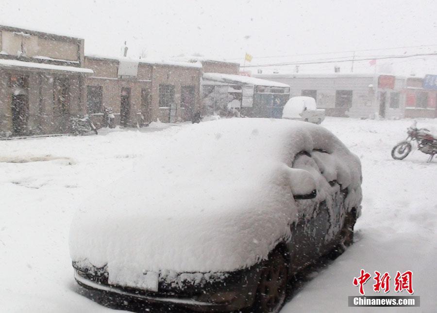 甘肅河西走廊山丹縣立夏后首飄大雪