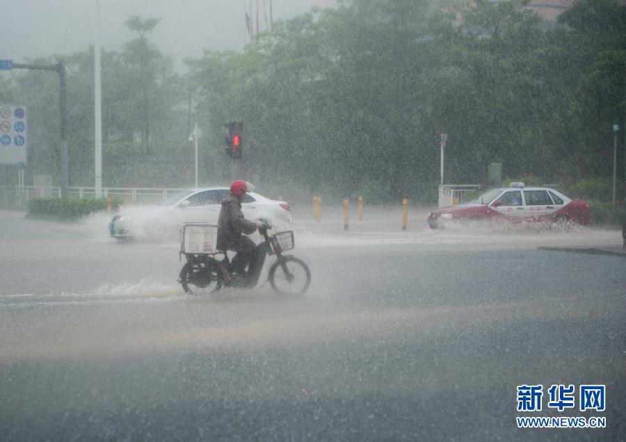 5月11日，車輛在深圳西麗留仙大道涉水前行。