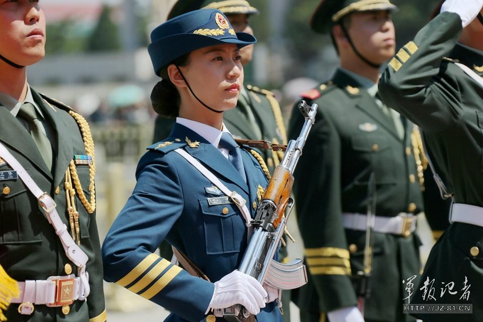 中國三軍儀仗隊首現女儀仗兵身影